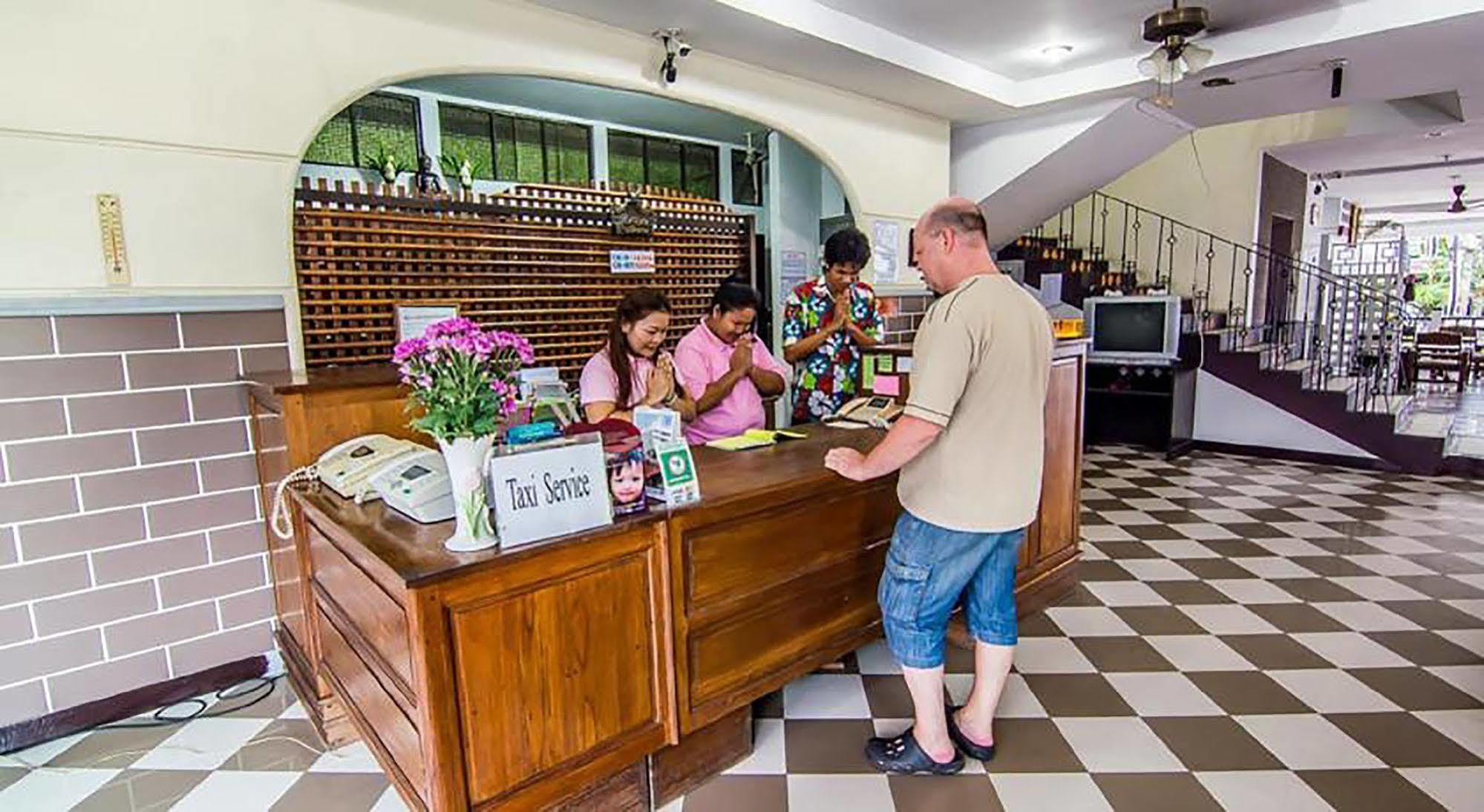 Sutus Court 4 Hotel Патая Екстериор снимка